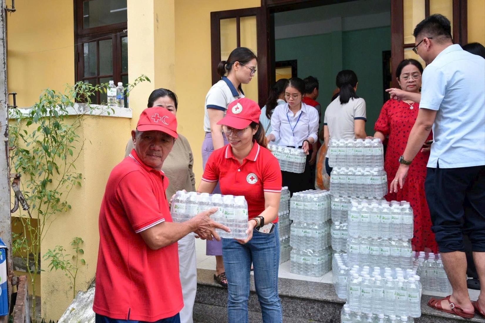 Výbor Vietnamské vlasti z města Da Nang, městská společnost Červeného kříže a městské vojenské velení zorganizovaly příjem a distribuci humanitární pomoci lidem v oblastech postižených povodněmi. Foto: XUAN SON