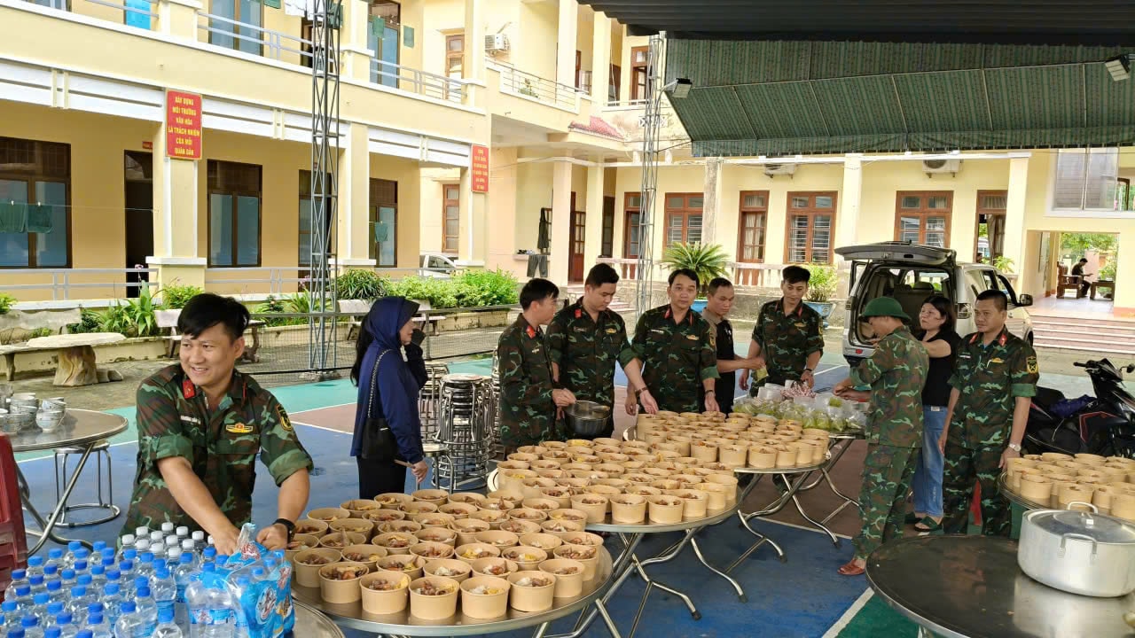 ພະນັກງານ, ນັກຮົບກອງບັນຊາການທະຫານເຂດ 3 - Tra My ແຕ່ງ “ອາຫານແຫ່ງຄວາມຮັກ” ໃຫ້ປະຊາຊົນ. ພາບ: ທະຫານເຂດ 5