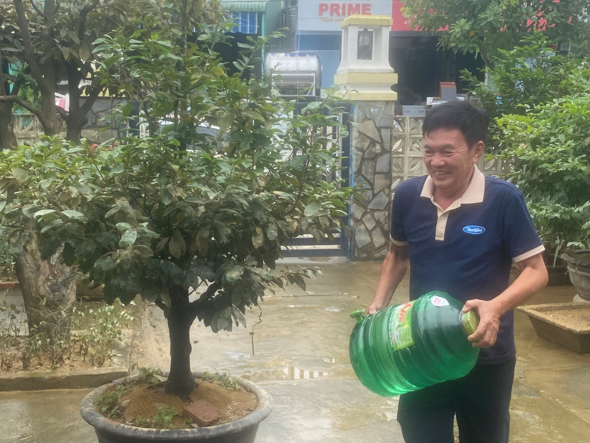 Warga membeli air minum kemasan untuk sementara waktu setelah banjir. Foto: VINH LO