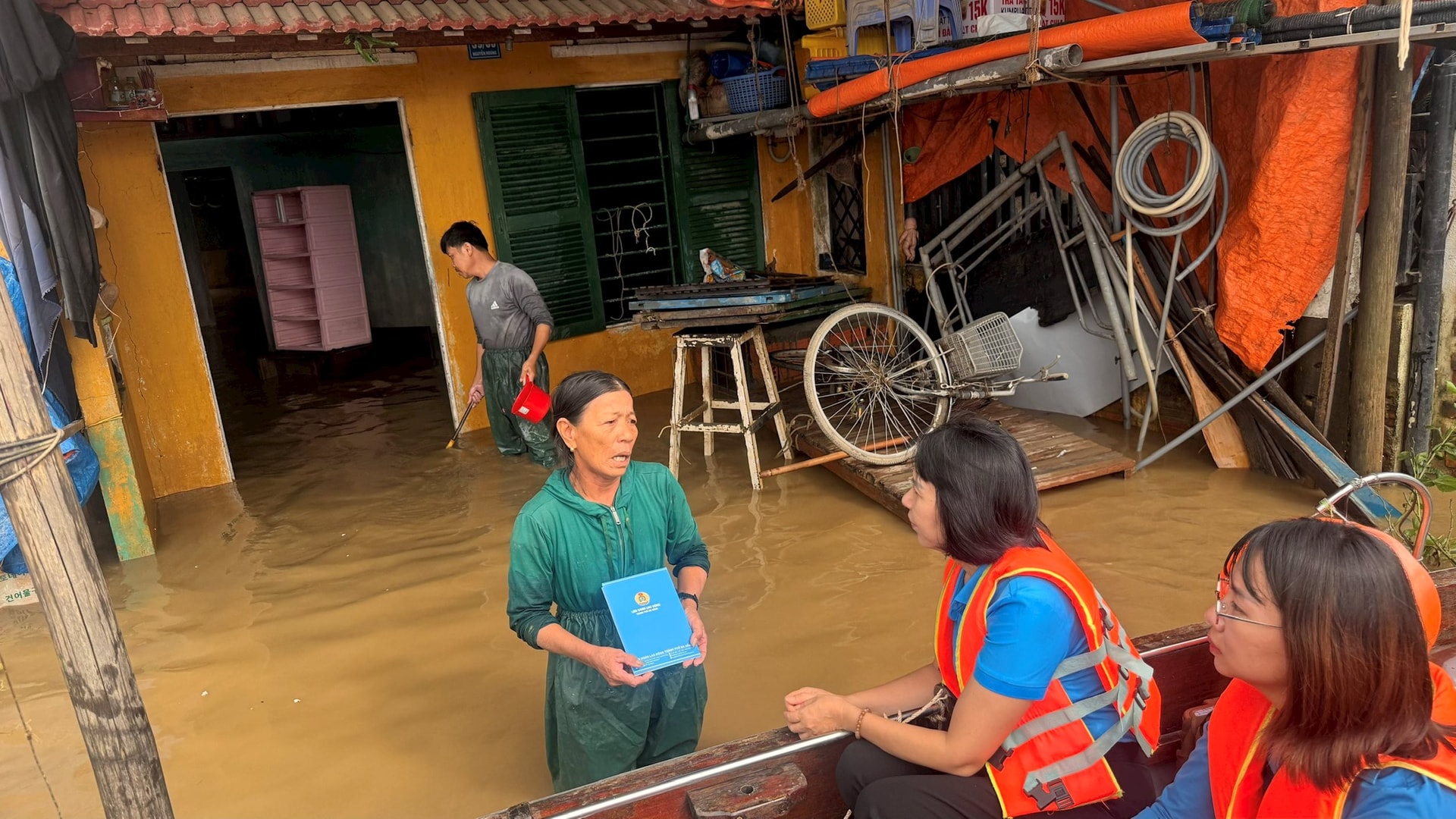 Phó Chủ tịch Liên đoàn Lao động thành phố Hồ Thị Lan Hương thăm hỏi, động viên đoàn viên bị ảnh hưởng do mưa lũ. Ảnh: P.H