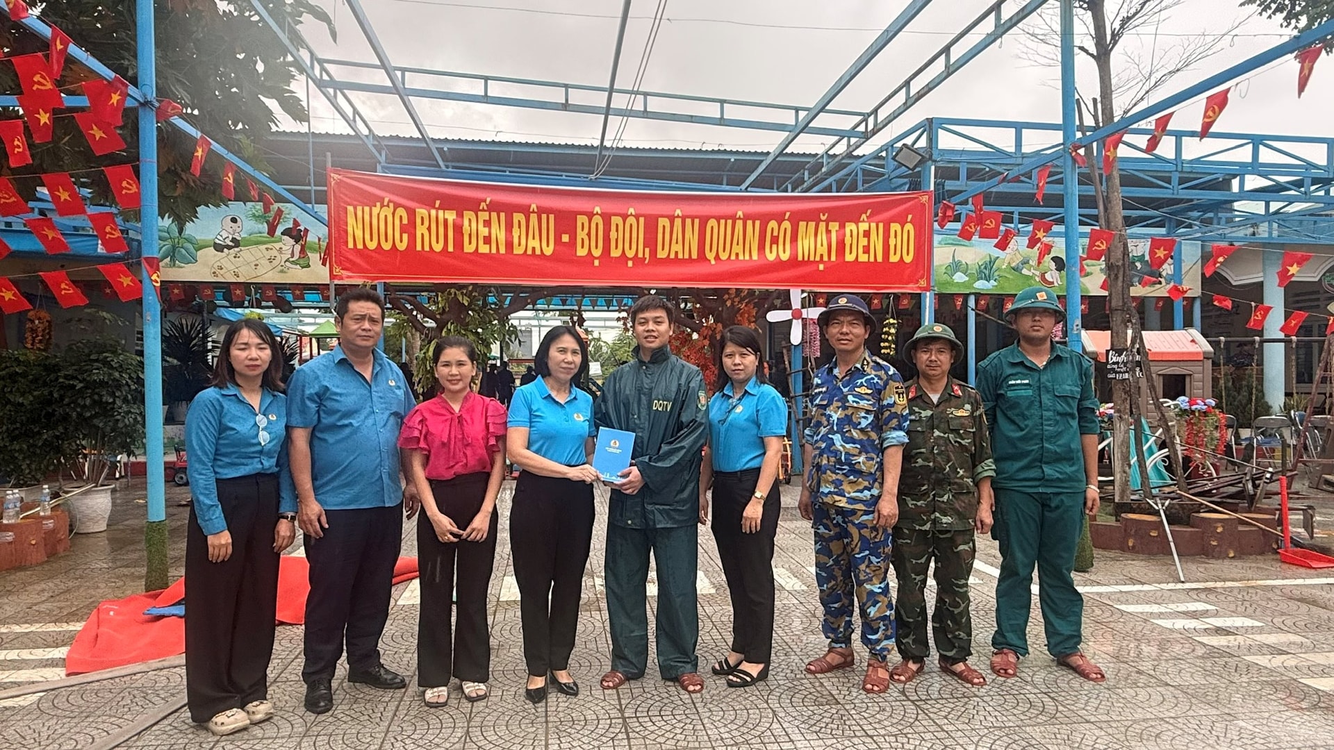 Phó Chủ tịch Liên đoàn Lao động thành phố Hồ Thị Lan Hương (thứ 4, bên trái qua) thăm, động viên lực lượng trực các chốt kiểm soát. Ảnh: P.H