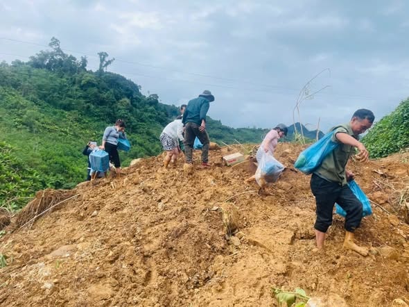 Teachers from Hoa Mai Kindergarten and the Front Committee of Tak Po village crossed the mountain to supply food to isolated people in Tak Lu village. Photo: TRUNG LE