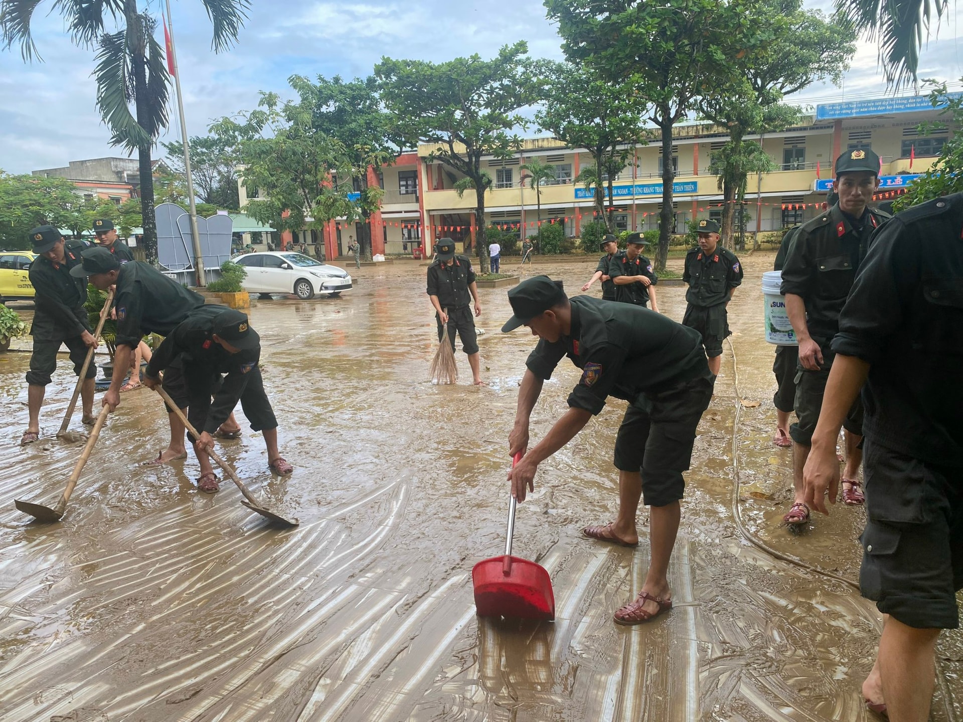 មន្ត្រីនិងទាហាននៃក្រុមប៉ូលិសពិសេសលេខ៣ បោសសម្អាតនៅសាលាបឋមសិក្សា Hoa Nhon លេខ ១ (ឃុំ Ba Na)។ រូបថត៖ HUY HOANG