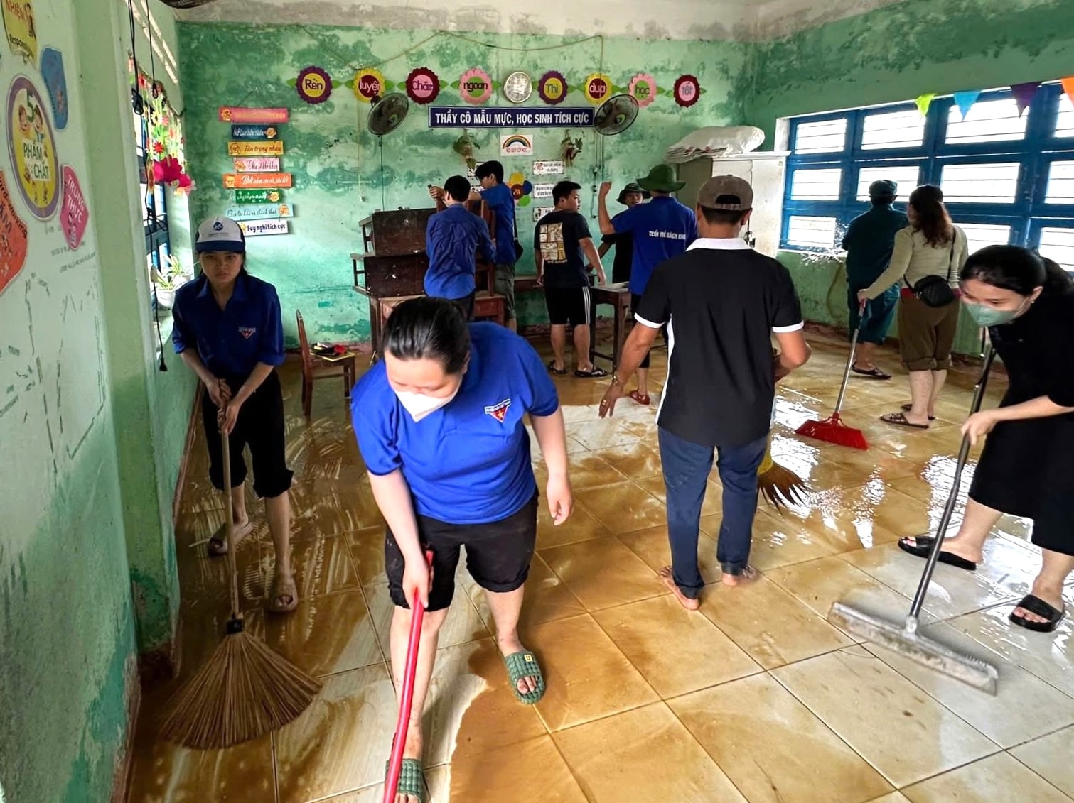 និស្សិតនៃសាកលវិទ្យាល័យវិទ្យាសាស្រ្ត និងបច្ចេកវិទ្យា សាកលវិទ្យាល័យ Danang ជួយសម្អាតនៅសាលាបឋមសិក្សា Phan Boi Chau (ឃុំ Dien Ban Tay)។ រូបថត៖ HUY HOANG