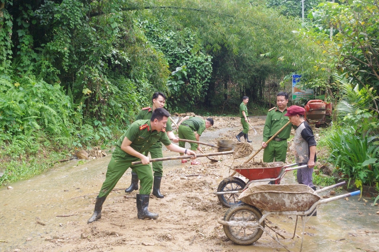Lực lượng Công An xã Nam Trà My cùng với người dân khắc phục sau Lũ. Ảnh: TRUNG LÊ