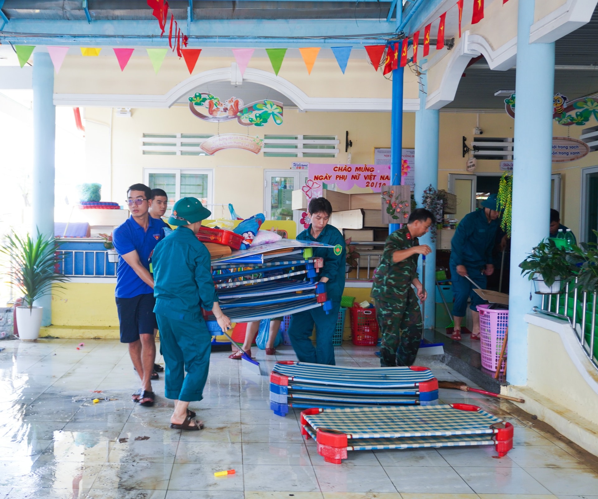 កងកម្លាំងប្រដាប់អាវុធគាំទ្រការសម្អាតនៅសាលាមត្តេយ្យ Vang Anh (វួដ Ngu Hanh Son)។ រូបថត៖ HUY HOANG