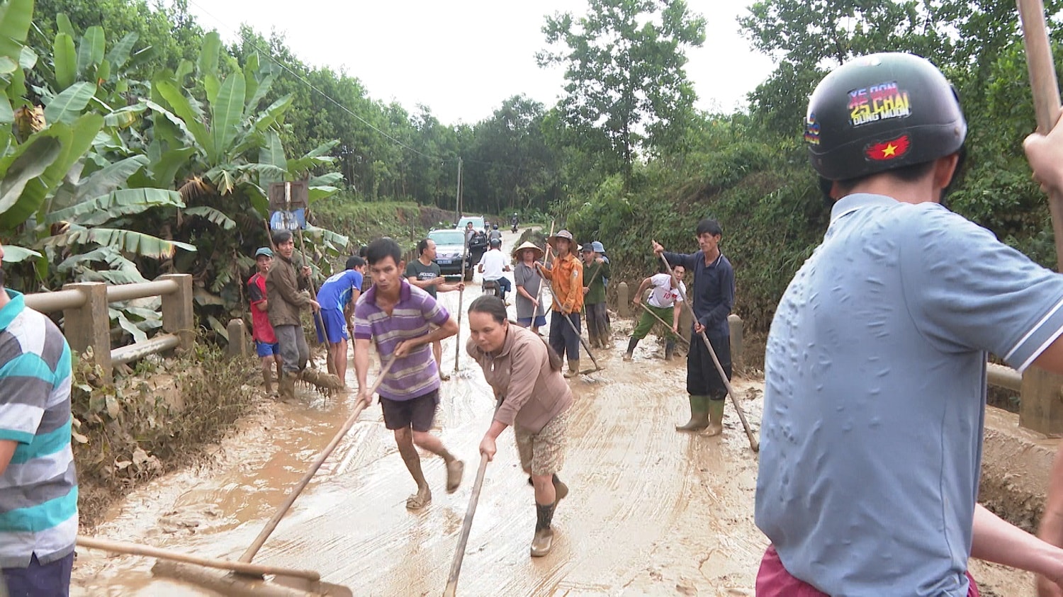 Жители района паромной переправы Тра Линь, коммуны Хьеп Дук, воспользовались возможностью расчистить грязь, оставшуюся после наводнения.
