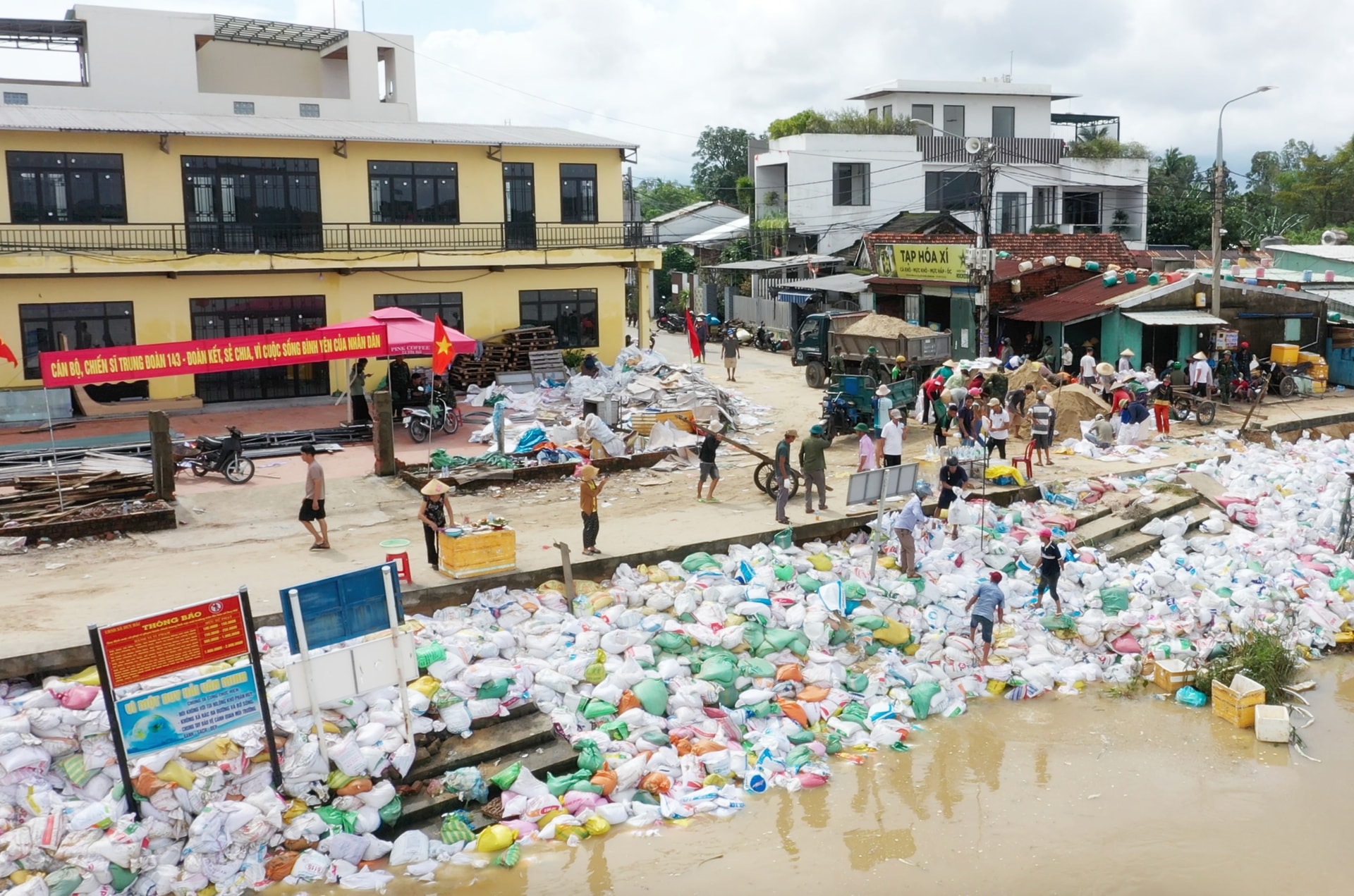Soldater fra den 315. infanteridivisjonen, sammen med lokalbefolkningen og myndighetene i Duy Nghia kommune, gjorde en innsats for å forsterke den eroderte vollen.