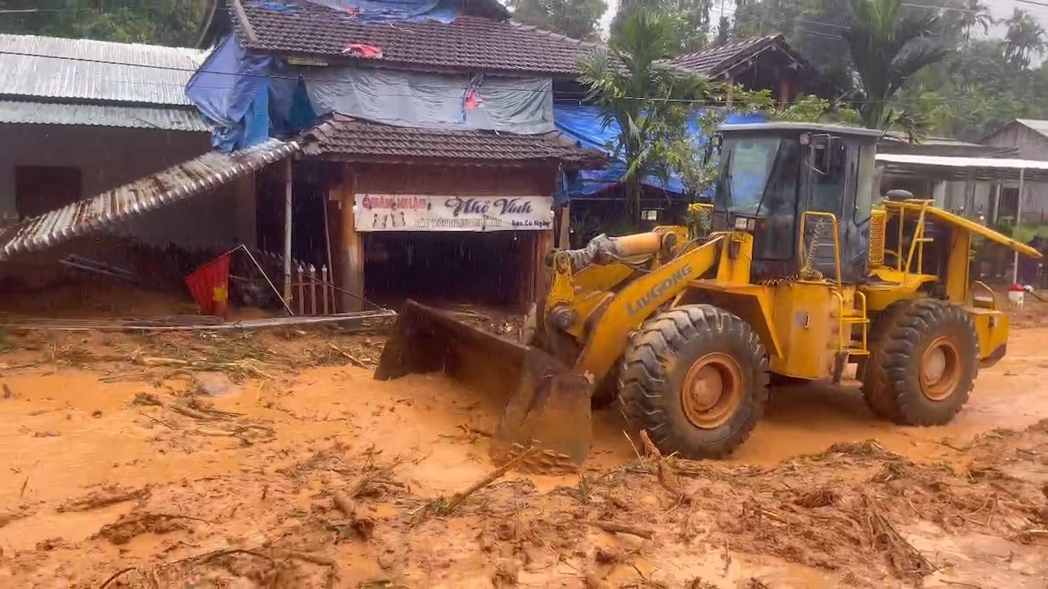 Местные власти мобилизовали экскаваторы для расчистки дорог от мусора и грязи.