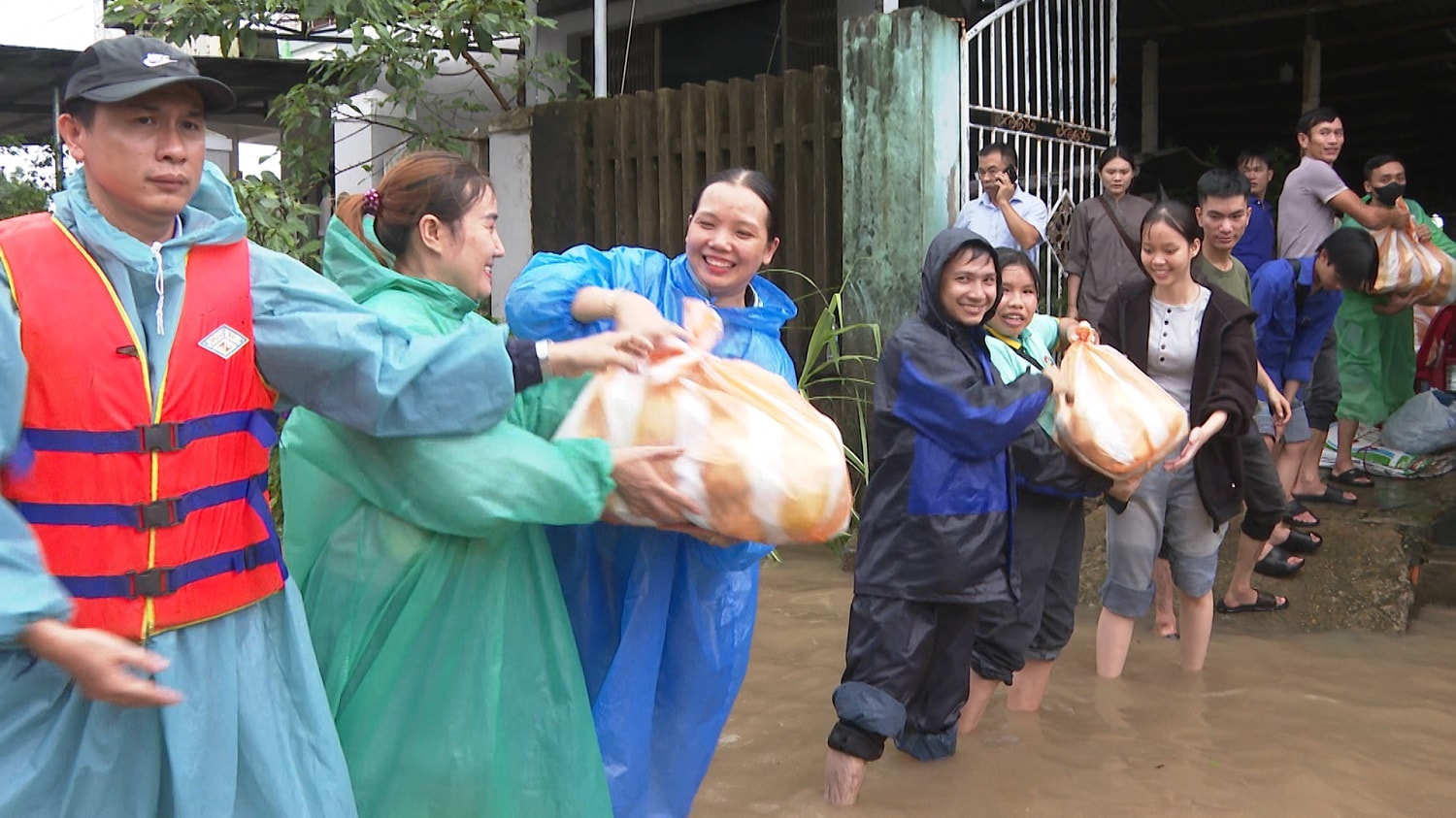 Группы волонтеров совместно перевозили предметы первой необходимости и продукты питания для поддержки людей в затопленных районах Дьенбан и Зуйсюен.