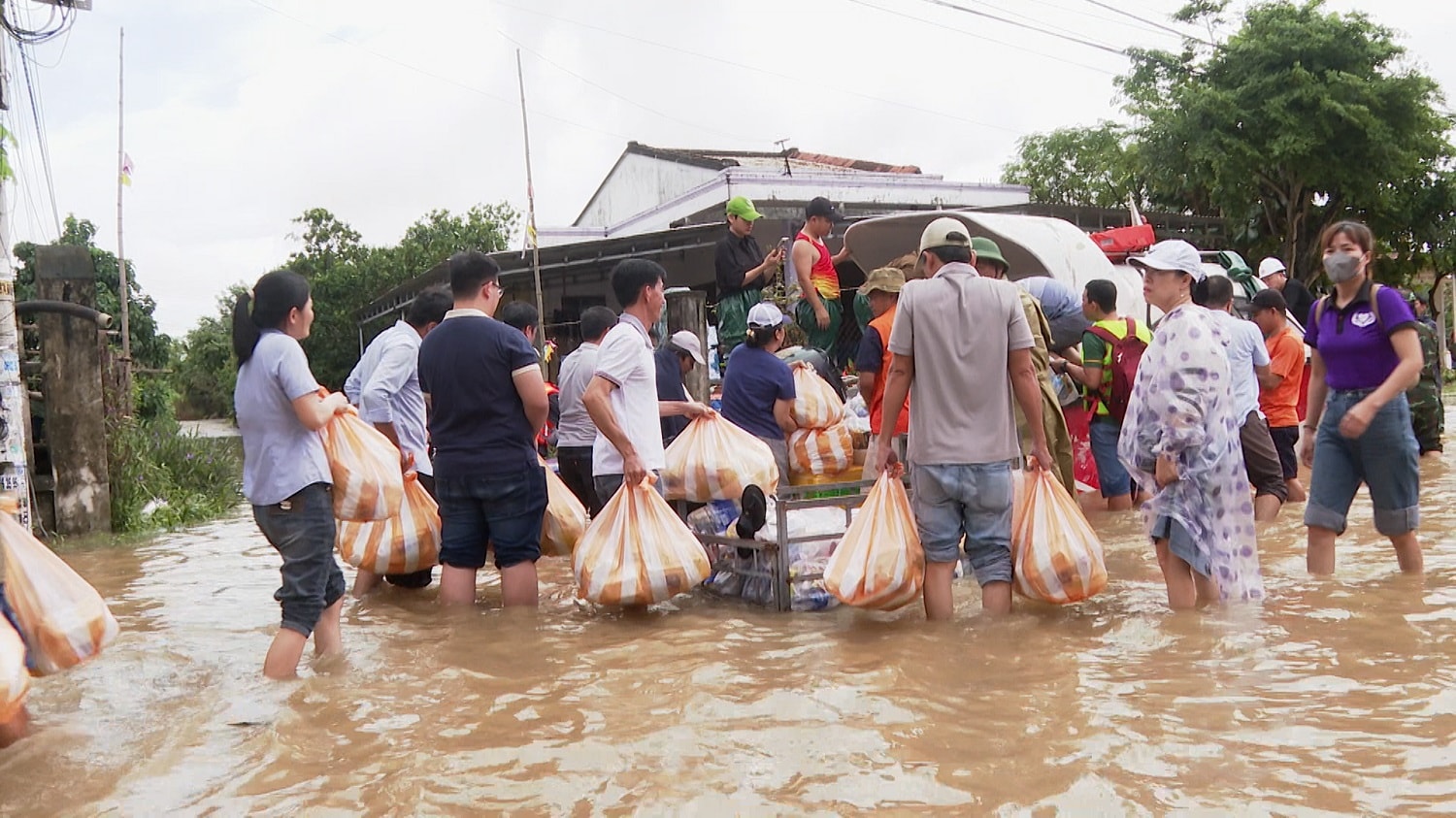 Подразделения координировали действия по своевременной доставке предметов первой необходимости и продуктов питания на каноэ для доставки их людям в пострадавшие от наводнения районы.