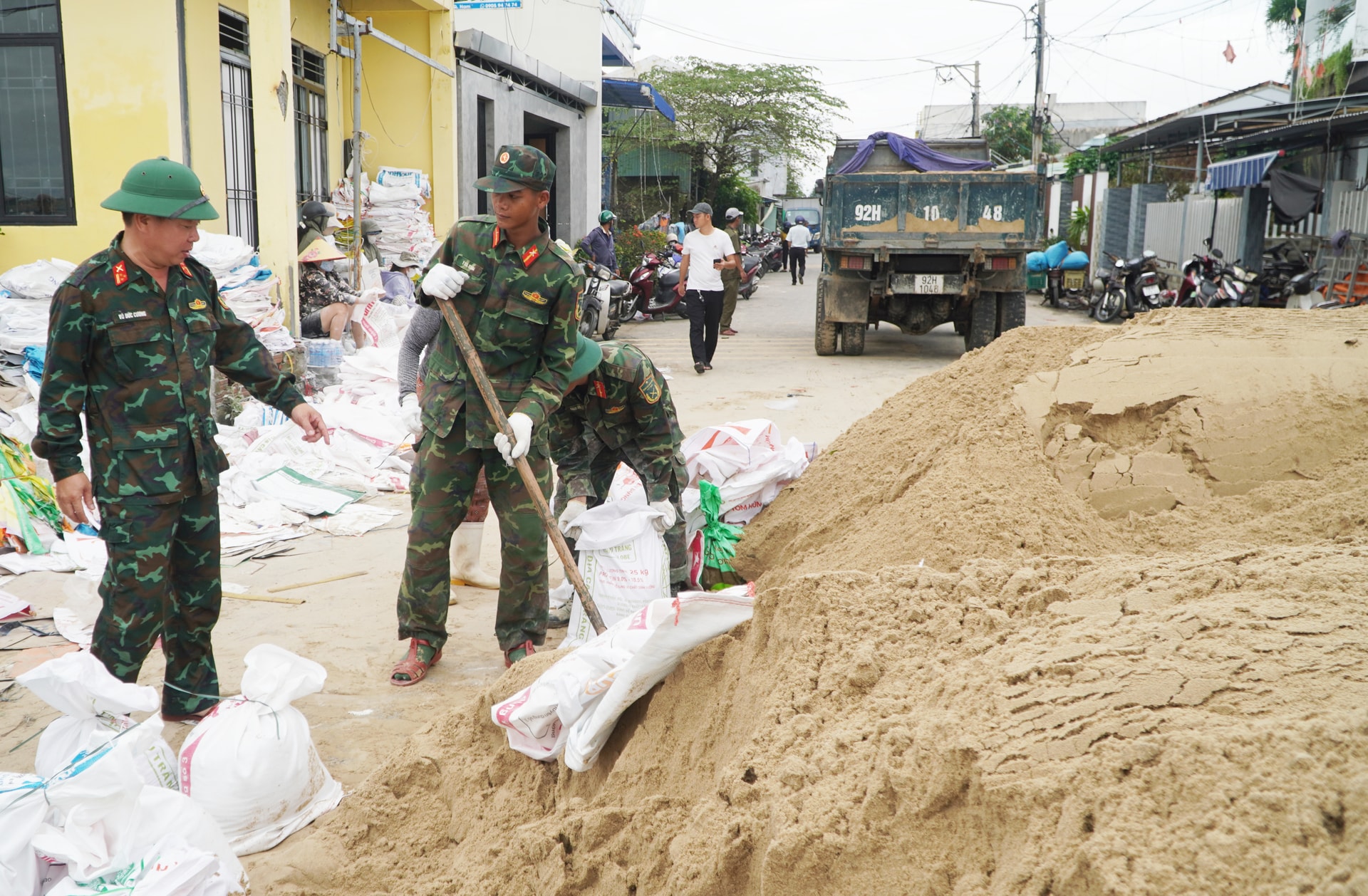 Kommandanten for den 315. infanteridivisjonen er på vakt døgnet rundt for å direkte kommandere støttestyrken for å forsterke vollen.