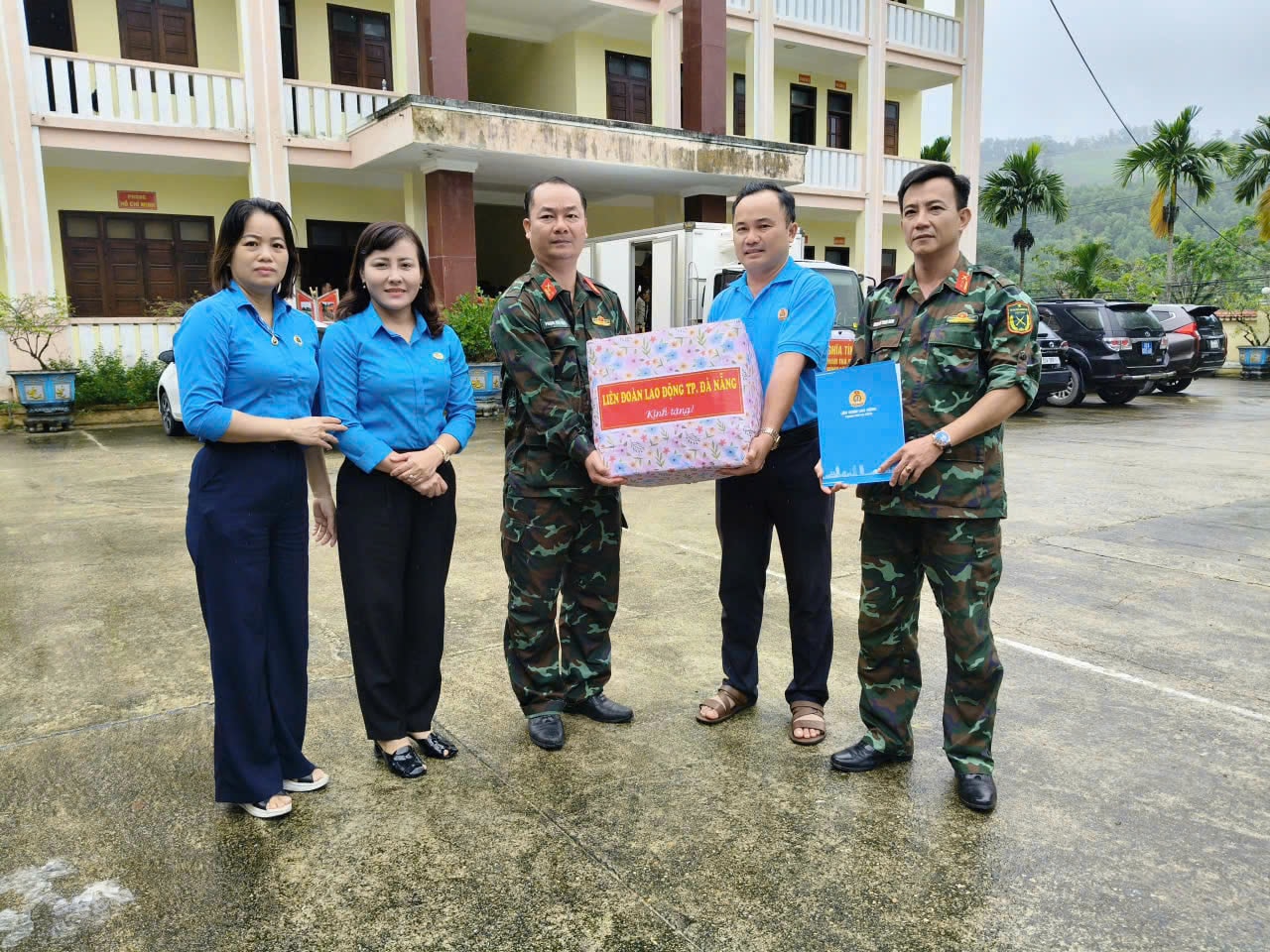 Phó Chủ tịch Liên đoàn Lao động thành phố Nguyễn Thị Ngọc Ánh (thứ 2, bên trái sang) động viên lực lượng làm nhiệm vụ. Ảnh: P.H