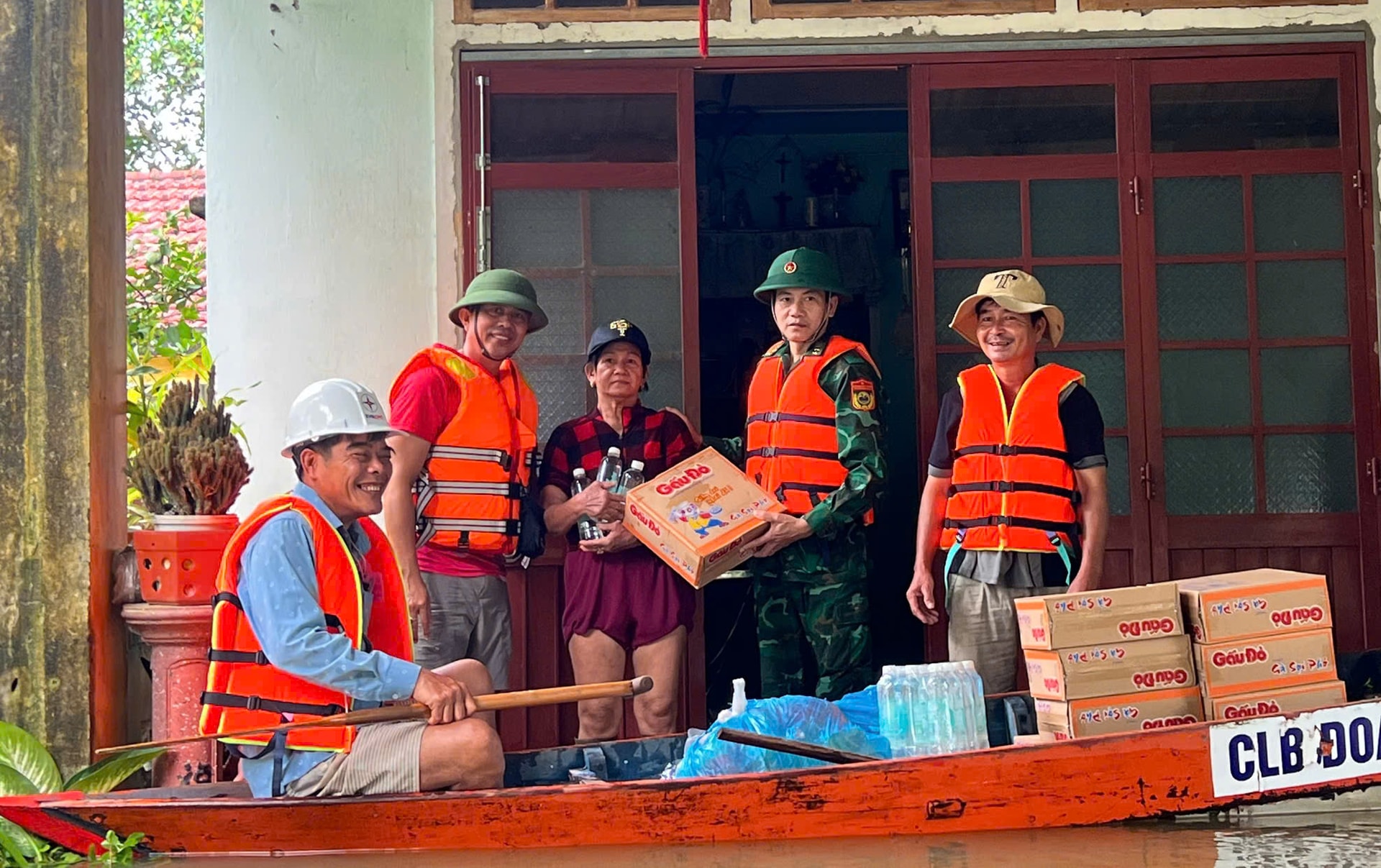 ໜູນຊ່ວຍປະຊາຊົນເຂດ ດອນຕິ້ວ, ບ້ານ ທ່າແຂກ. ພາບ: ຮົ່ງອານ