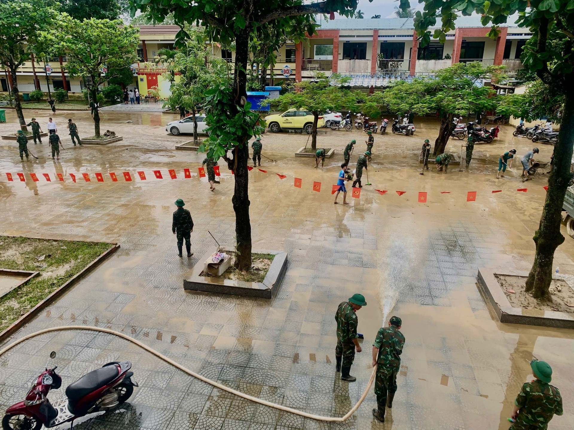 សម្អាតសាលាឱ្យបានឆាប់ ដើម្បីស្វាគមន៍សិស្សត្រឡប់មកសាលាវិញ។ ឃុំបាណា