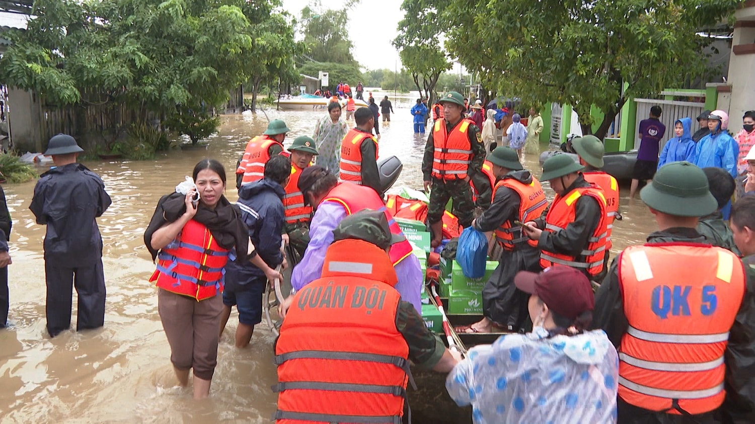 Большое количество сотрудников полиции и военных, местных жителей, а также волонтерских организаций и подразделений объединили усилия для оказания помощи в доставке предметов первой необходимости.
