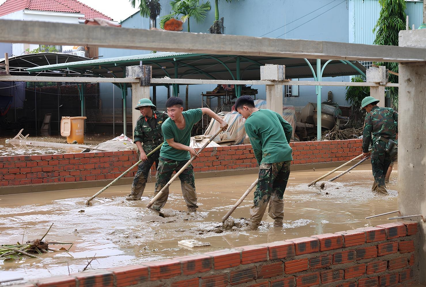 Military forces were mobilized to support Hoi An ward (Da Nang city) to overcome the consequences of floods. Photo: VGP/NHAT ANH