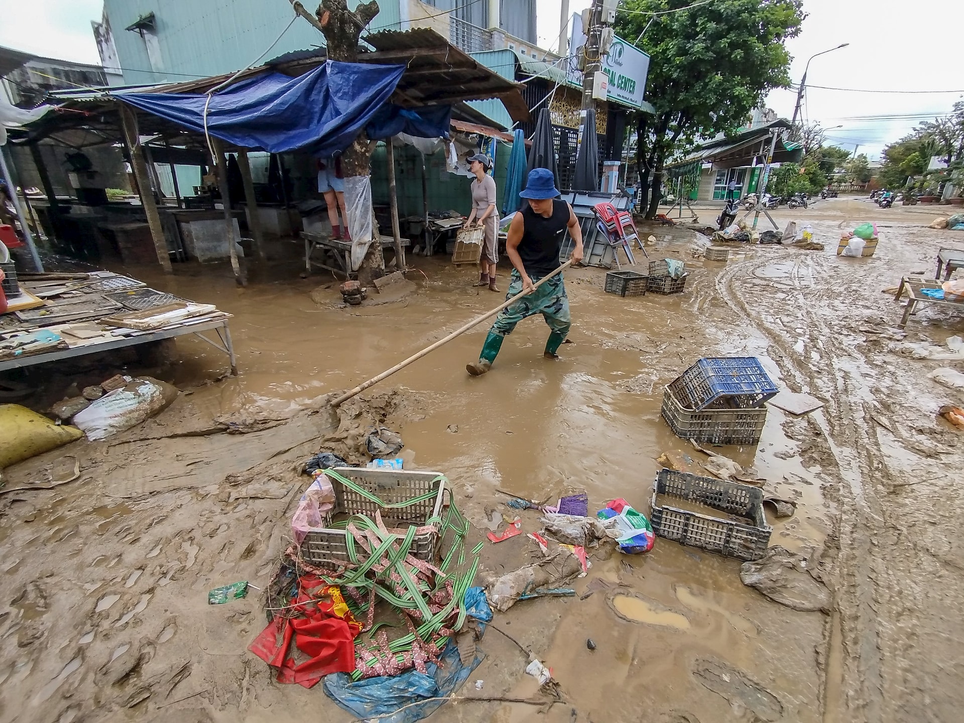 Bùn đất dày đặc trong chợ Ngã tư thuộc trung tâm thị trấn Ái Nghĩa (cũ). Ảnh: XUÂN SƠN