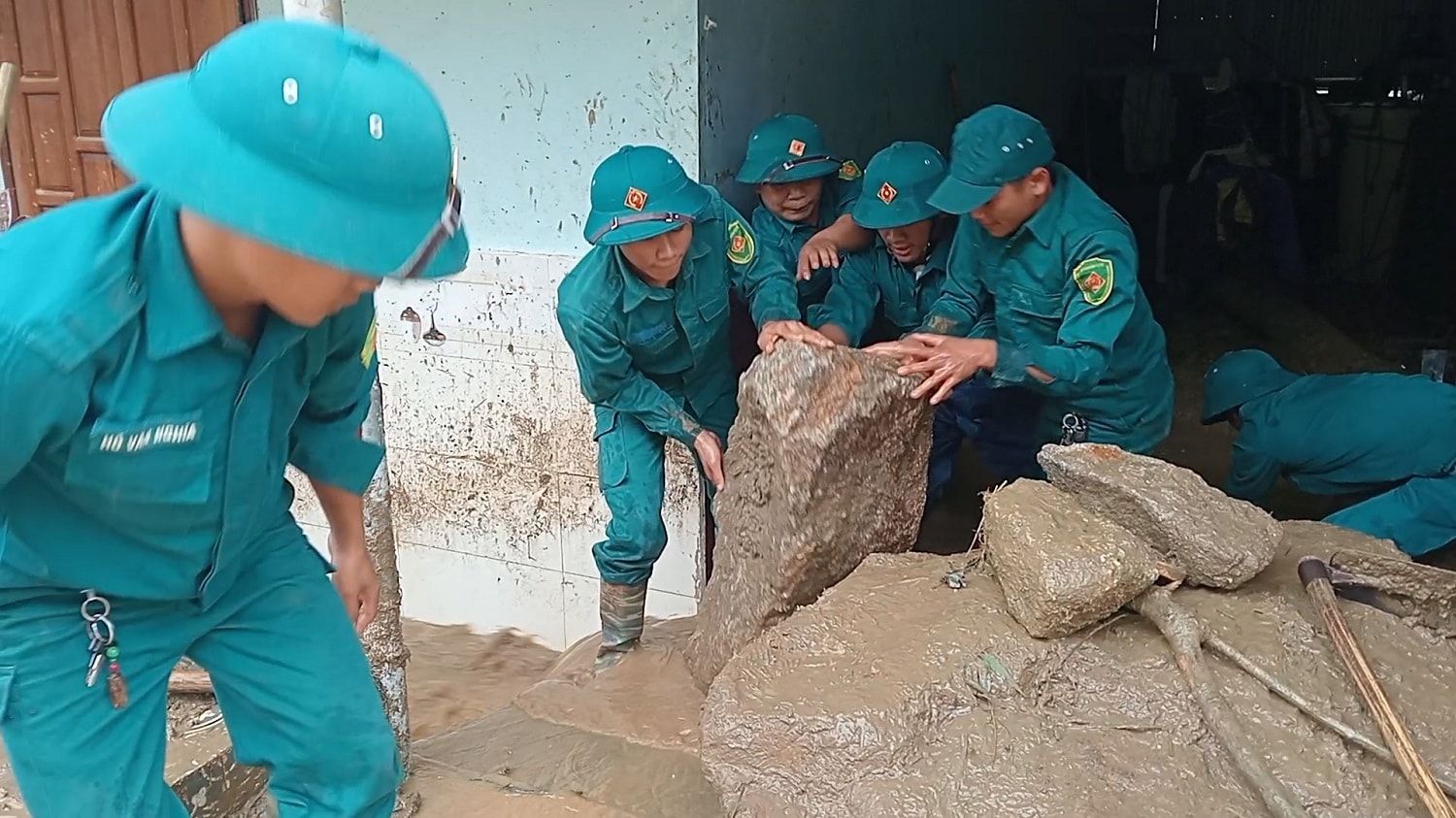 Власти помогли людям очистить дома от земли и камней.