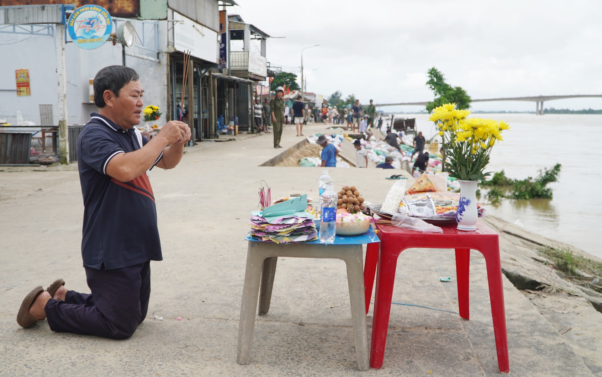 Folk trenger sårt fred for å komme til landsbyen An Luong