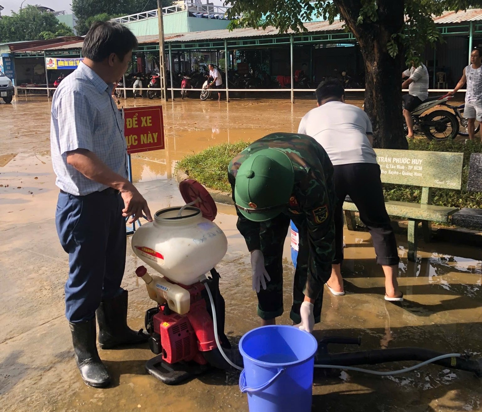 Medisch personeel geeft voorlichting over het desinfecteren van de omgeving en het voorkomen van ziekten.