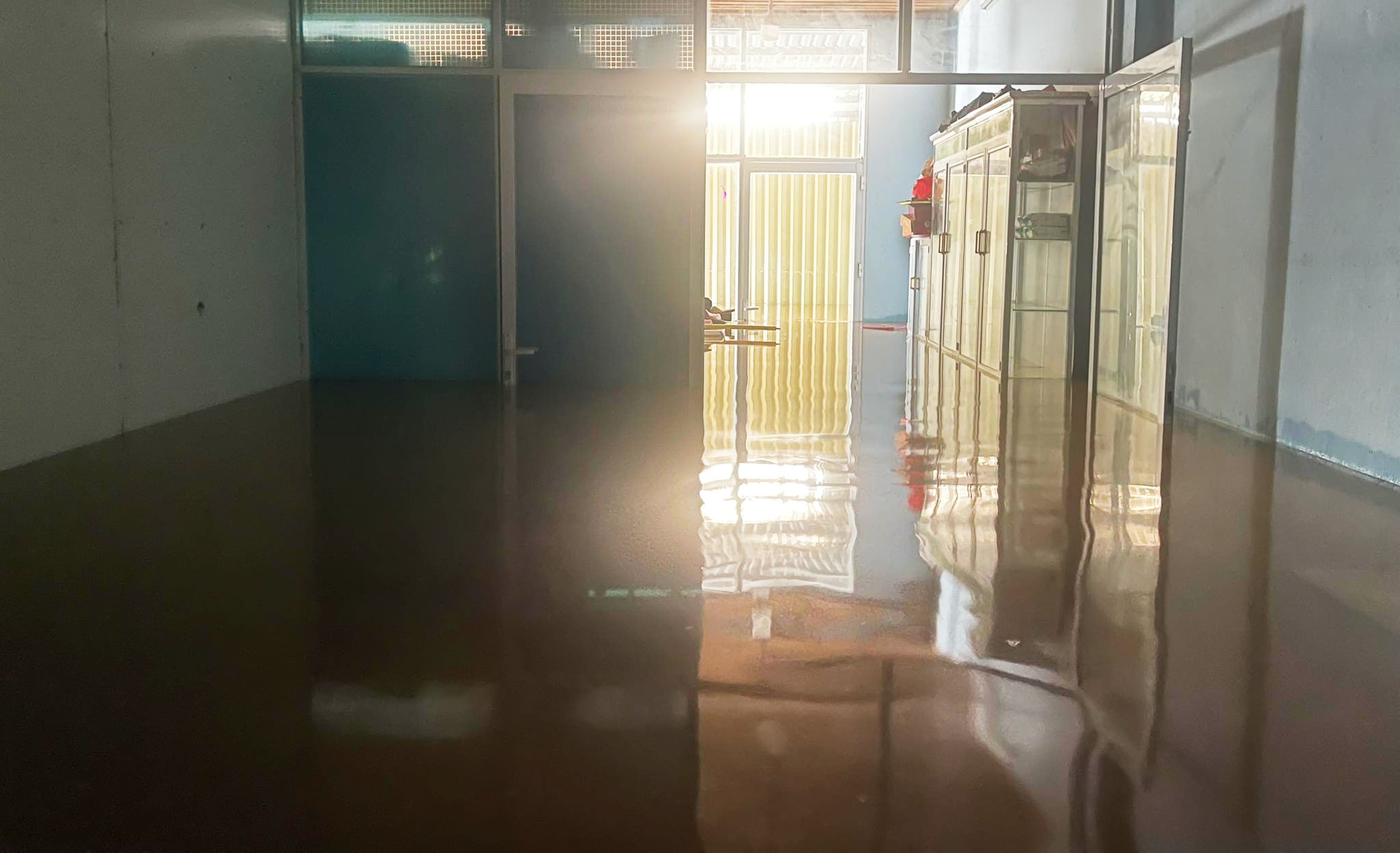 Mange anlegg har proaktivt flyttet produkter og maskineri til høyereliggende områder før flommen kommer.