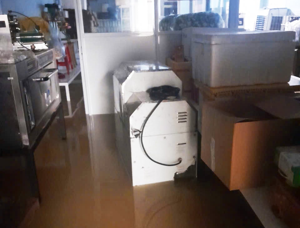 Mange maskiner fra OCOP-enheter er nedsenket i vann.