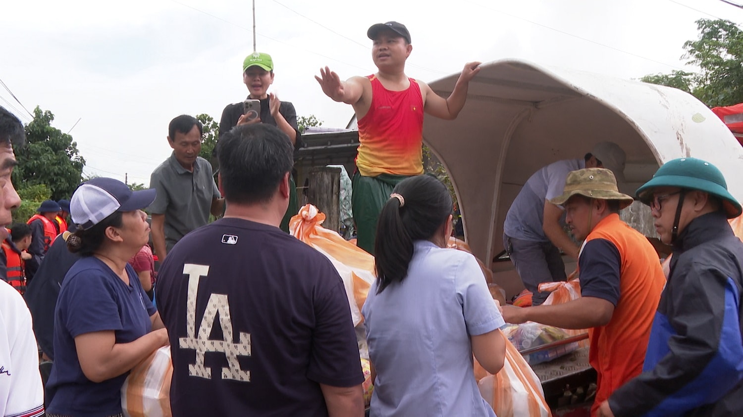 Предметы первой необходимости были погружены на каноэ и отправлены пострадавшим от наводнения.