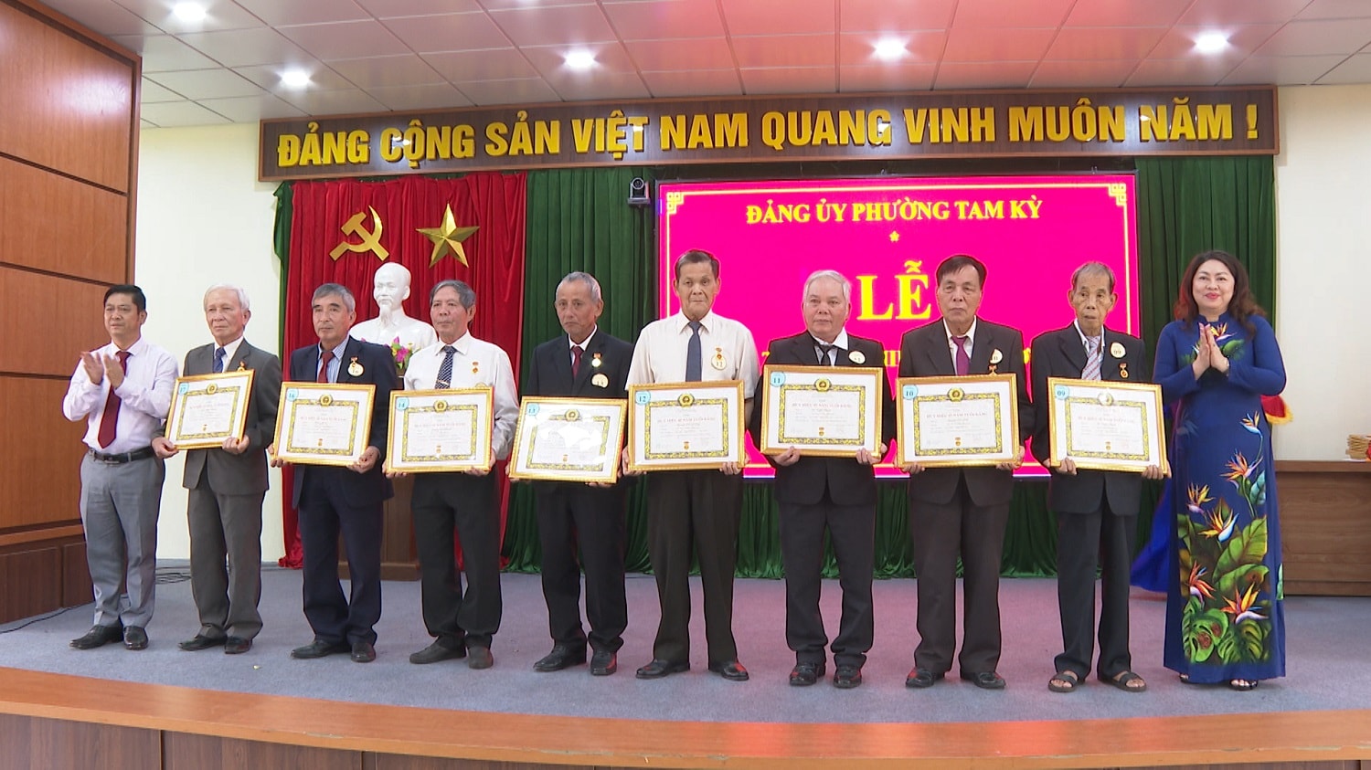 Tam Kỳ trao huy hiệu đảng