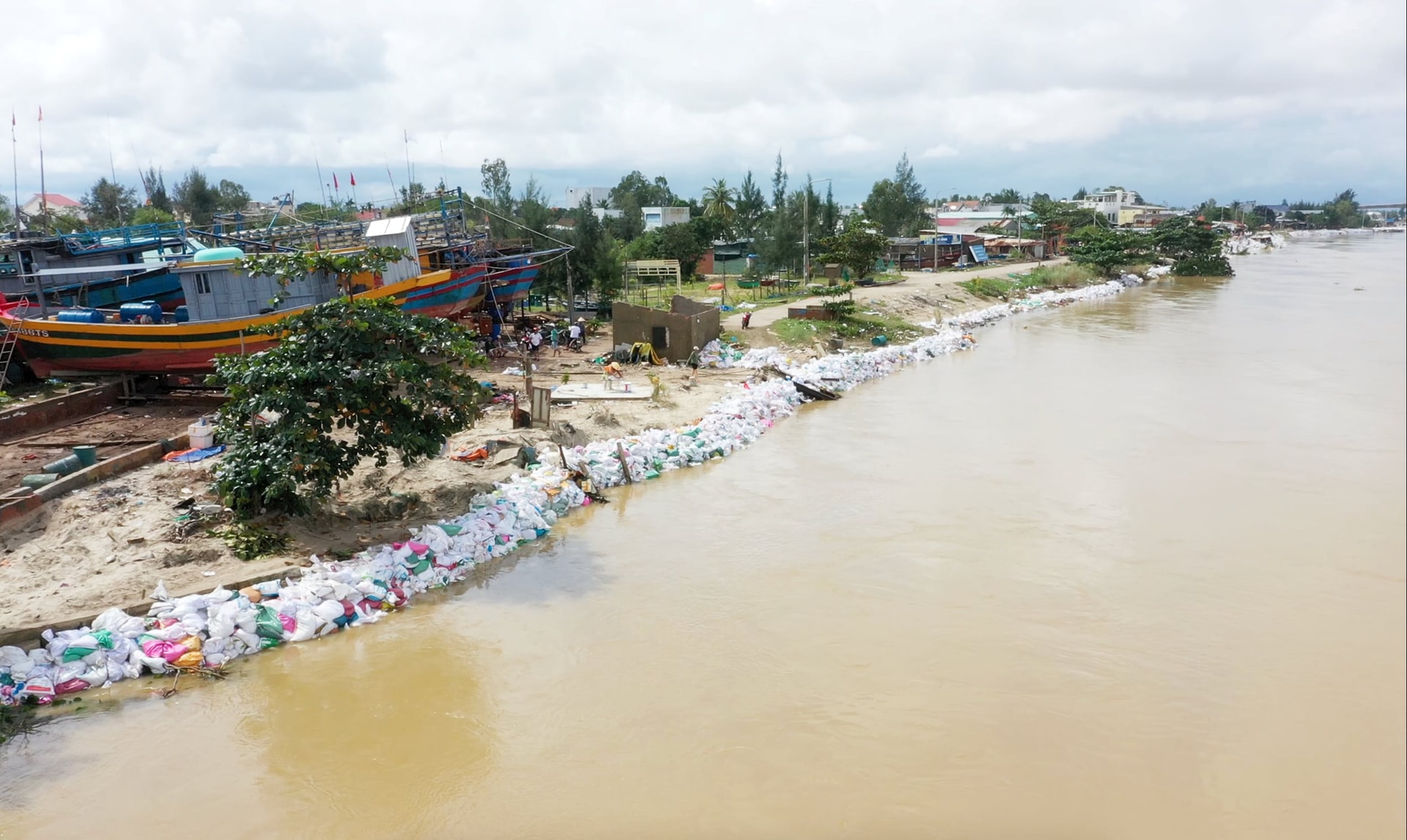 Panoramautsikt over An Luong-vollen med alvorlige jordskred etter flom