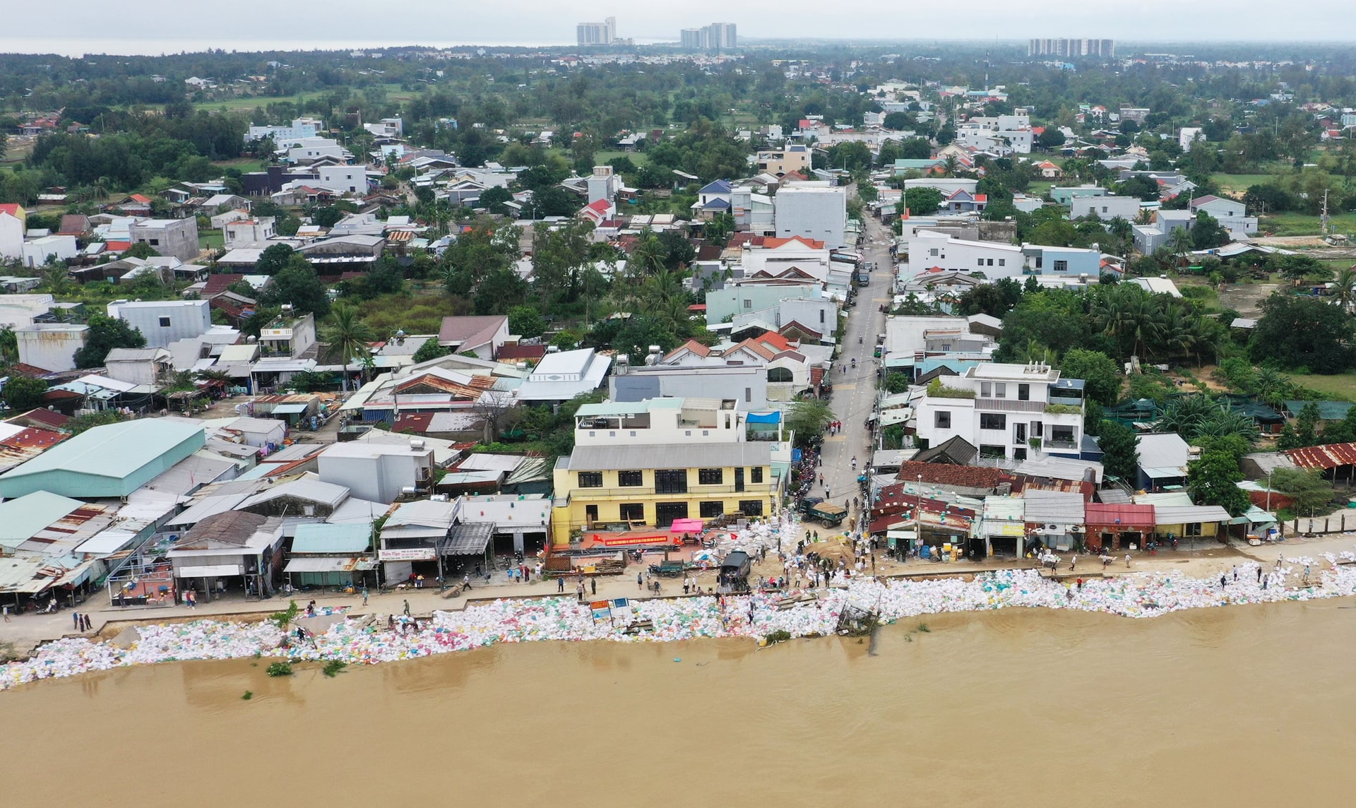 En Luong-voll beskytter mer enn 500 husstander i Duy Nghia kommune