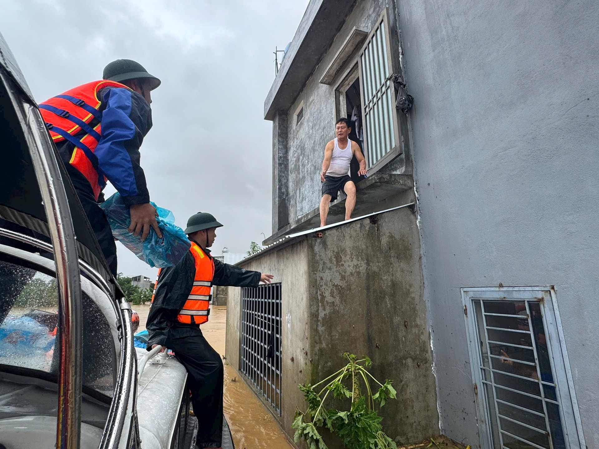 Trao quà hỗ trợ cho người dânv Ảnh: KHẢI KHIÊM