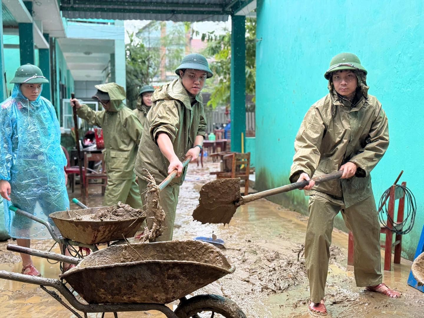 Hundreds of members and youths of the Da Nang City Police Department joined forces to overcome the consequences of the flood. Photo: LAM V