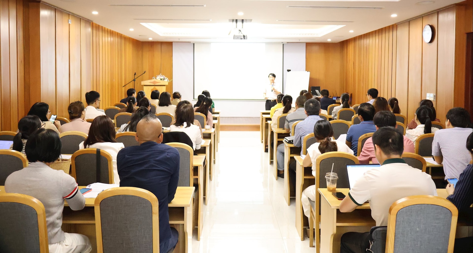 Quang cảnh hội thảo. Ảnh: M.QUẾ