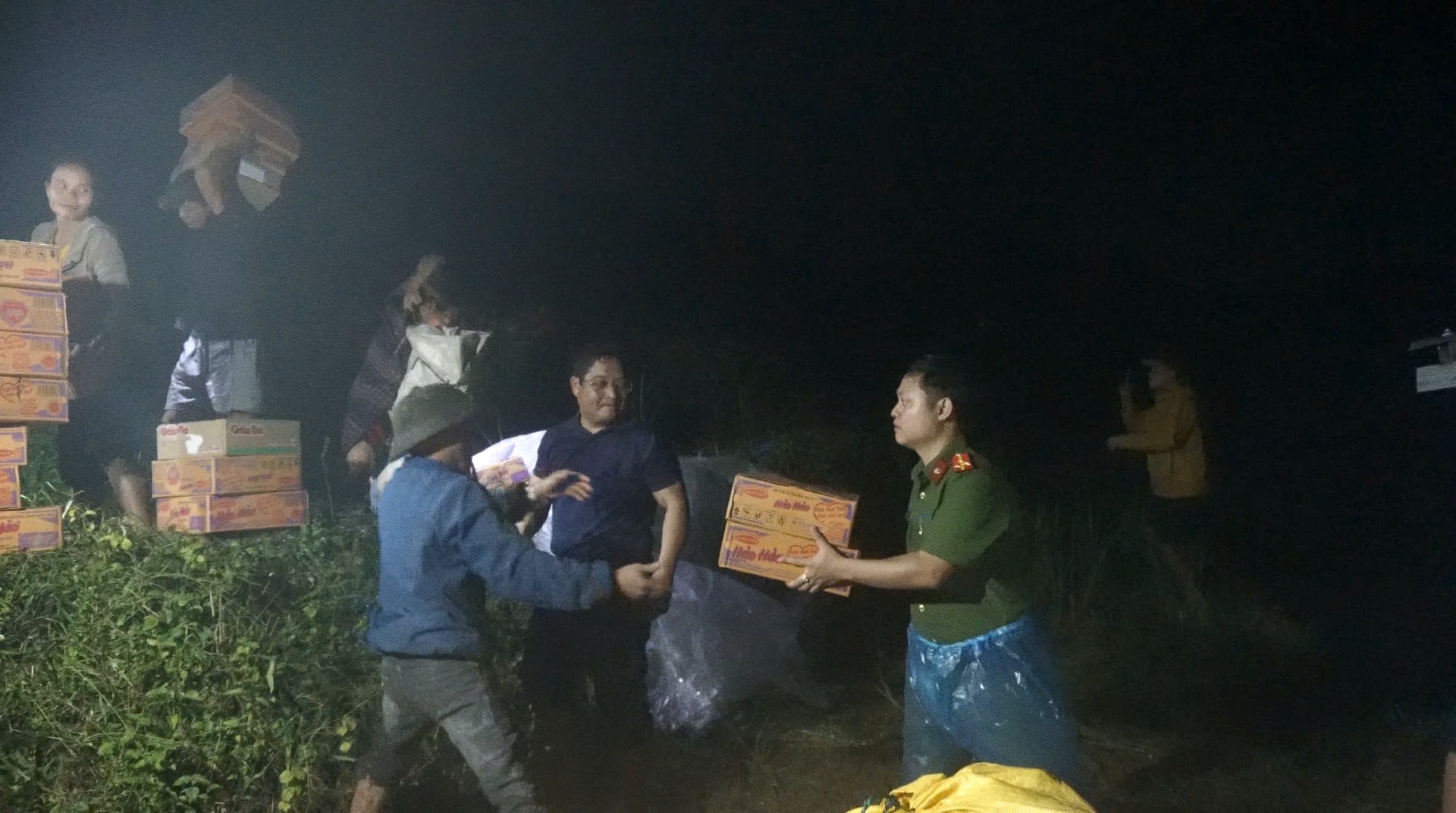 Working group of the Department of Finance and Tra Doc commune worked overnight to distribute gifts to people in isolated areas. Photo: VAN TRUC