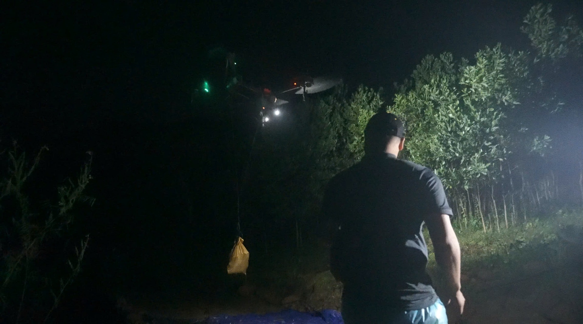 In a completely isolated area, the Tra Doc commune authorities had to use drones to deliver relief goods to the people. Photo: VAN