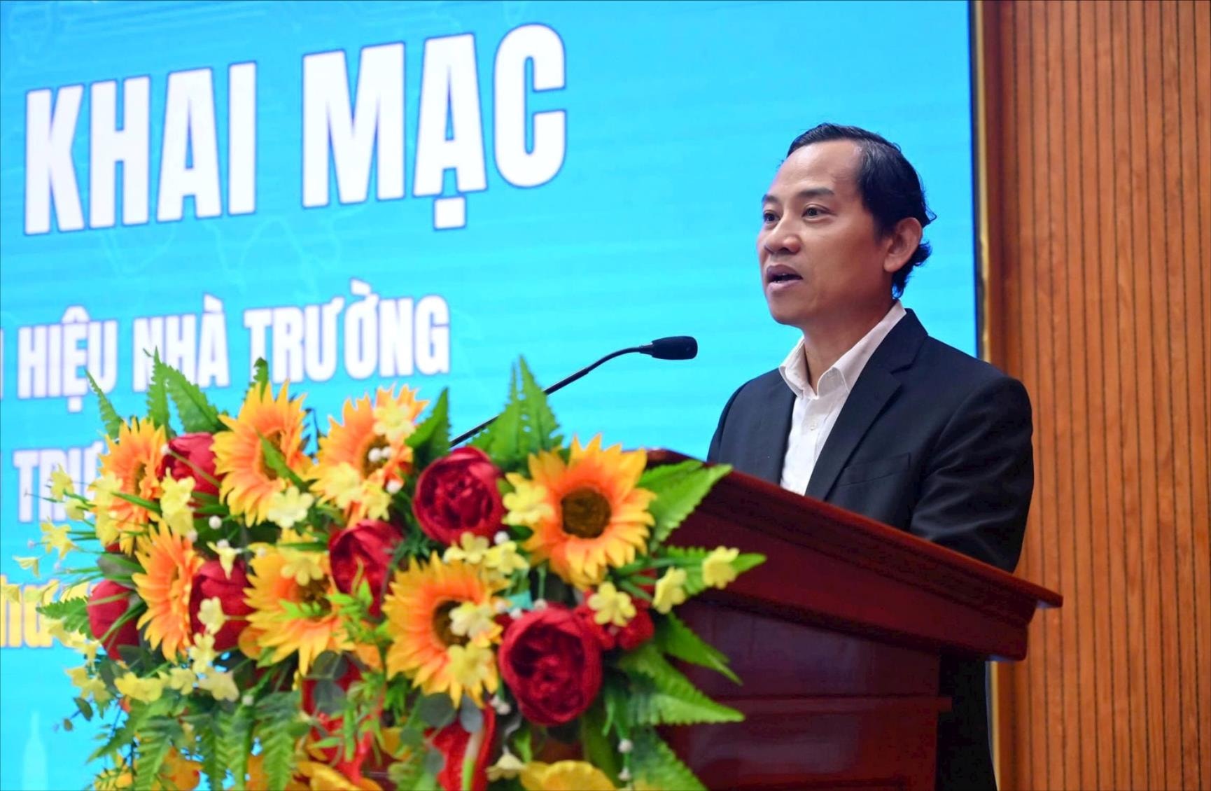 TS. Huỳnh Phương Nam, Phó Hiệu trưởng Trường Đại học Bách khoa Đà Nẵng phát biểu khai mạc ngày hội. Ảnh: NGỌC HÀ