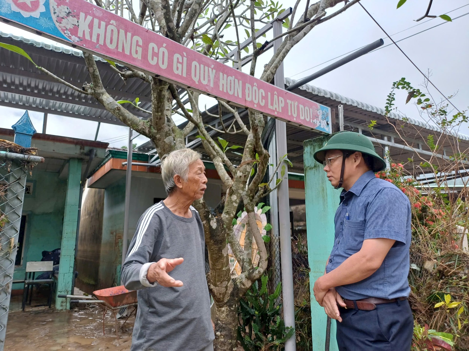 트엉득(Thuong Duc) 마을 지도자들이 홍수 피해를 입은 주민들을 방문하고 격려했다. 사진: 호 콴(HO QUAN)