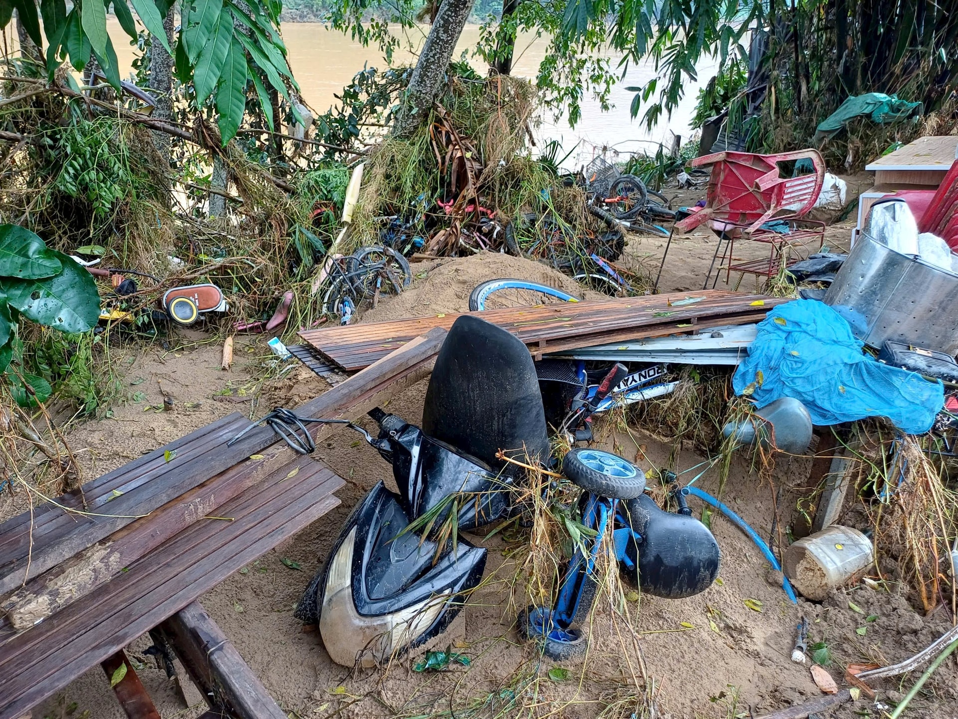 진흙에 파묻힌 차량들. 사진: CONG TU