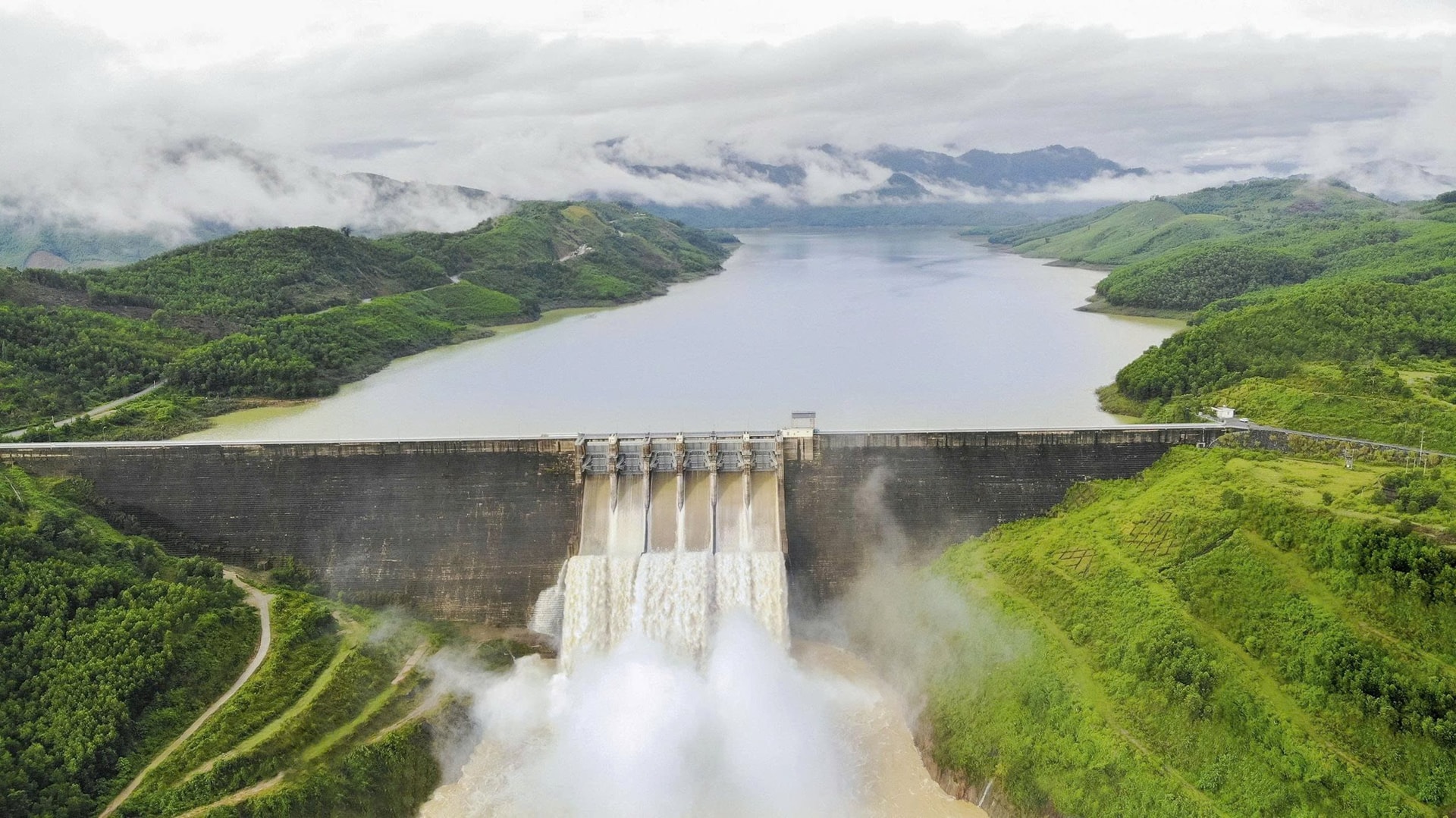 Quy trình vận hành các hồ thủy điện bộc lộ bất cập sau đợt lũ lịch sử vừa qua. Trong ảnh: Hồ thủy điện Sông Tranh 2 điều tiết lũ về hạ du sông Thu Bồn.Ảnh: NAM TRÂN 