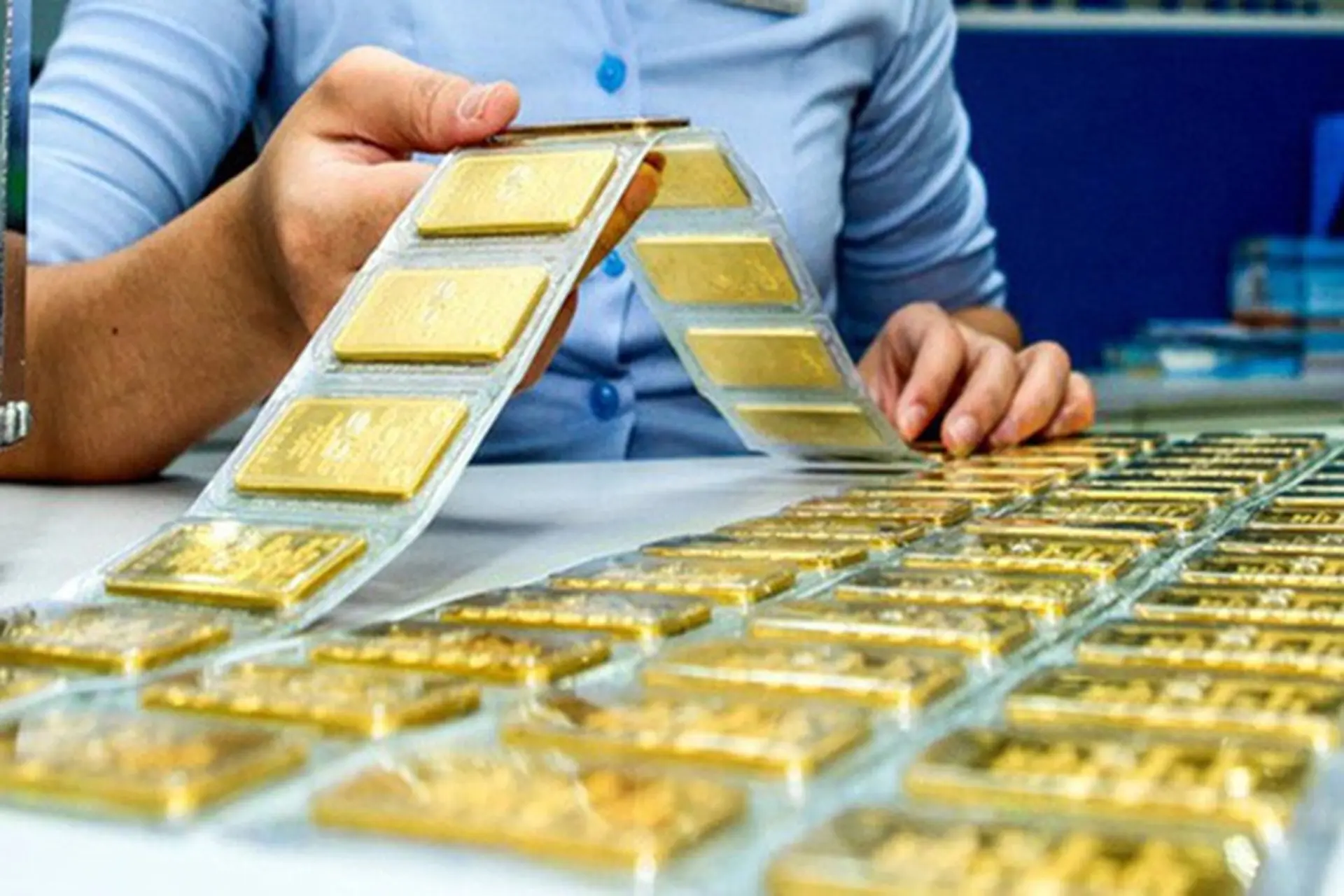 Giá vàng tối nay 2 11 2025 Giá vàng thế giới, giá vàng SJC, BTMC, PNJ, Mi Hồng, vàng nhẫn