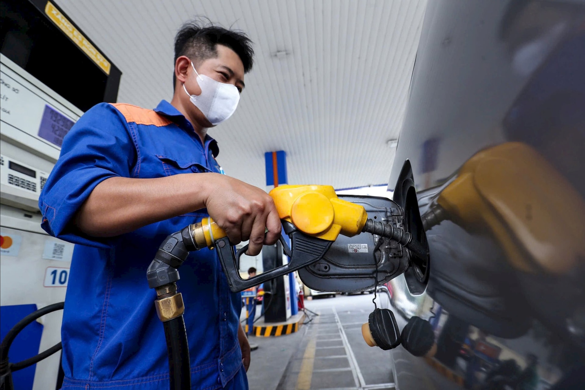 Giá xăng dầu hôm nay 3 11 RON 95-V vùng 2 gần mốc 21.400 đồng lít