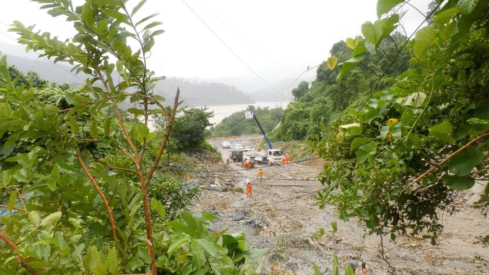 Cu numeroase vehicule și resurse umane mobilizate, sectorul electric din Da Nang a finalizat repararea stâlpului nr. 33 prăbușit al liniei de 110kV Dak Mi 4B - Phuoc Son, restabilind alimentarea cu energie electrică a comunelor care au fost fără curent electric din 28 octombrie. Foto: TRONG HUNG