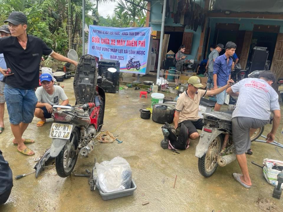 Tran Dinh Chau motorsykkelsystem reparerer kjøretøy gratis for folk i Lanh Ngoc kommune som ble oversvømmet etter flommen.