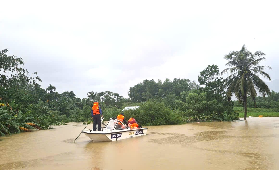Una canoa de la comuna de Hiep Duc rescató a varias personas de la zona inundada. Foto: HD