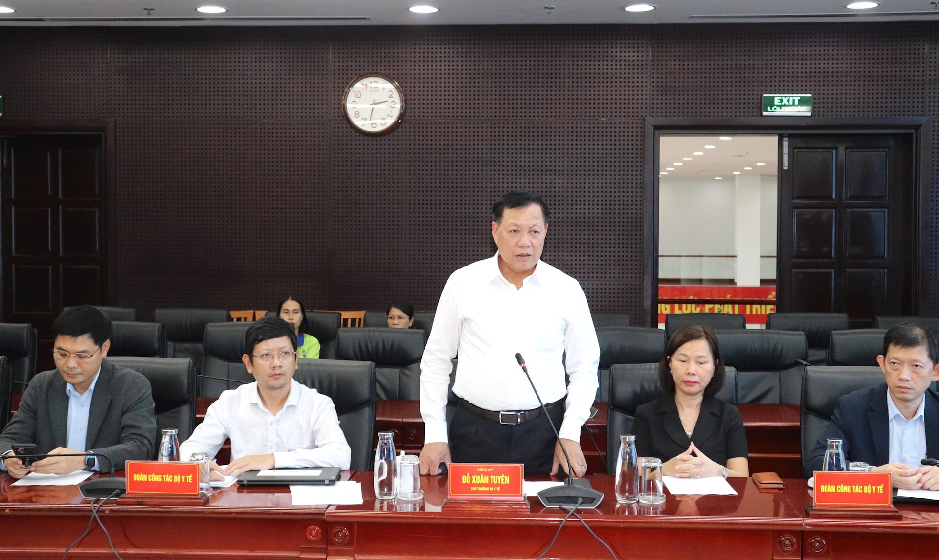 도 쑤언 뚜옌 보건부 차관이 회의에서 연설하고 있다. 사진: NGOC HA