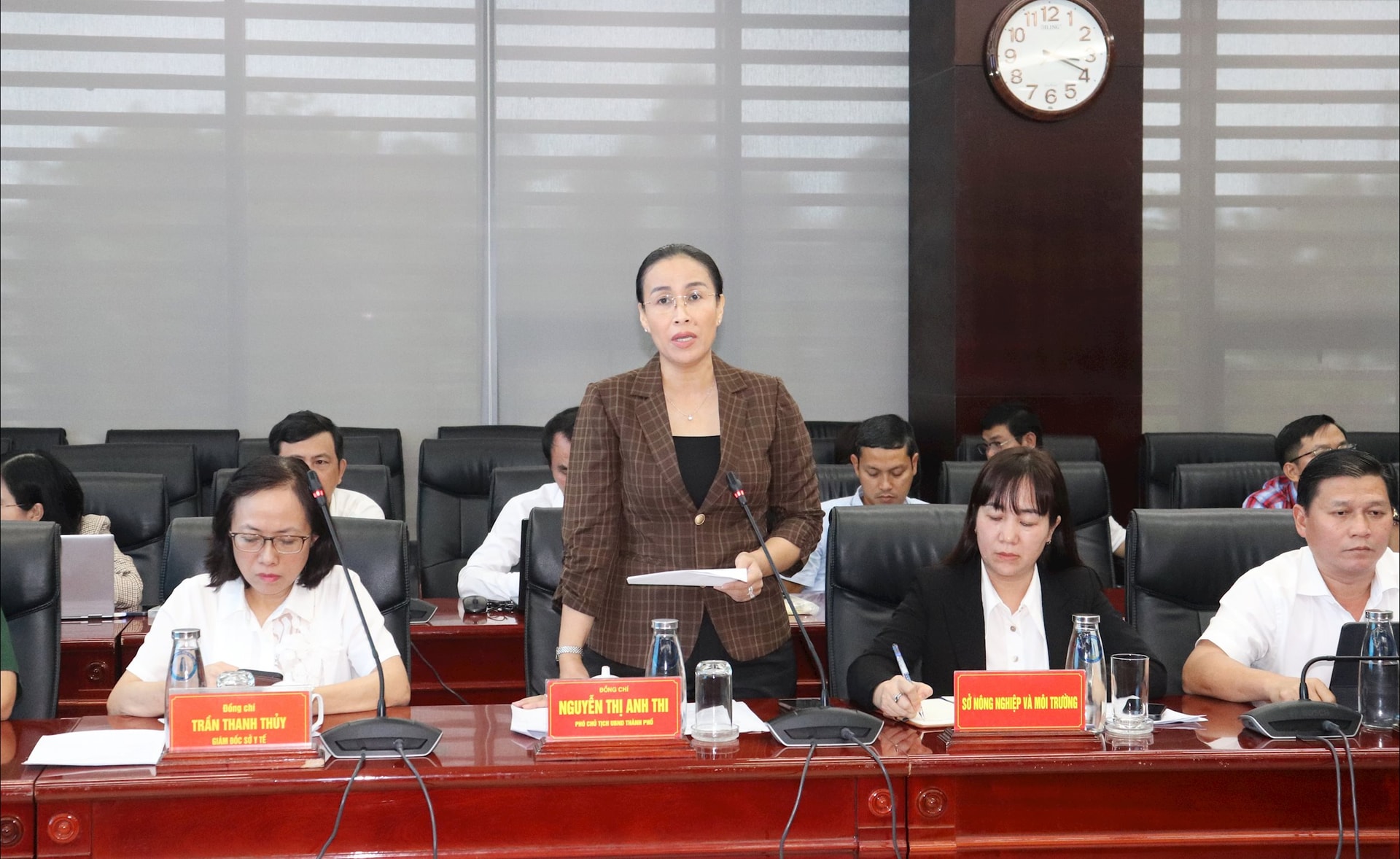 시 인민위원회 부위원장 응우옌 티 안 티가 회의에서 연설하고 있다. 사진: NGOC HA