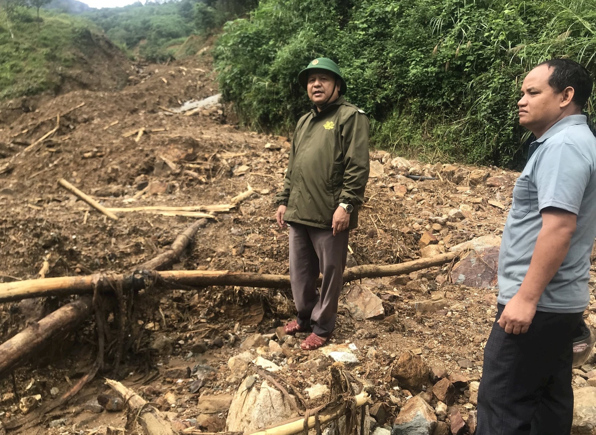 Các lực lượng xã Trà Giáp kiểm tra hiện trường đường lên thôn 3, tuyến đường này bị tắc nghẽn bởi hàng chục điểm sạt lở lớn. Ảnh: NGUYỄN BÌNH