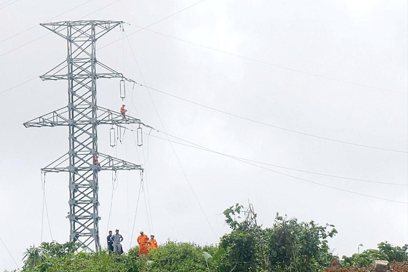 După aproape 3 zile de eforturi continue în condiții de ploaie și alunecări de teren, industria electrică din Da Nang a finalizat repararea stâlpului numărul 33 prăbușit al liniei de 110kV Dak Mi 4B - Phuoc Son. Foto: TRONG HUNG