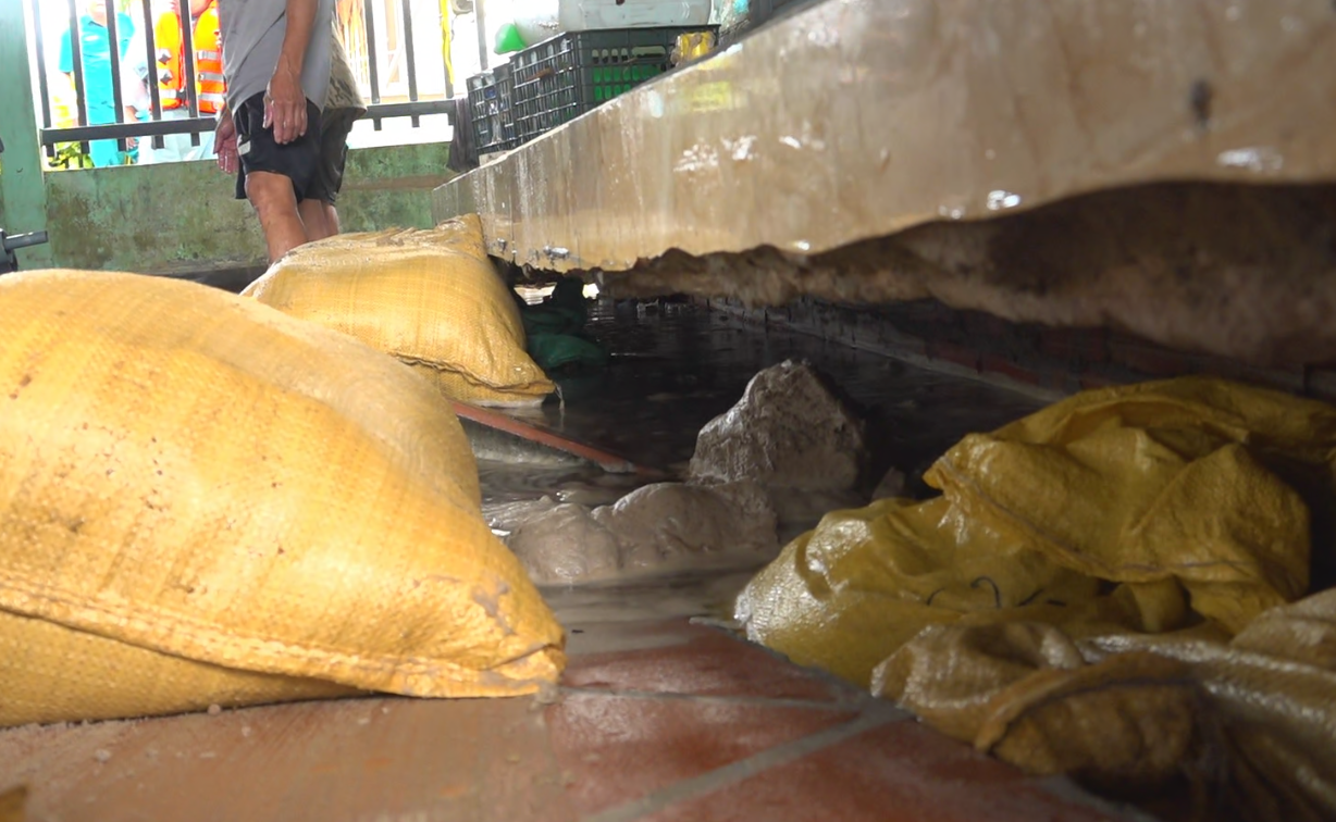 Сильні дощі спричинили обвал фундаменту та тріщини в будинках групи 6, село Ту Сон, комуна Тханг Діен. Фото: ЗІАНГ Б'ЄН